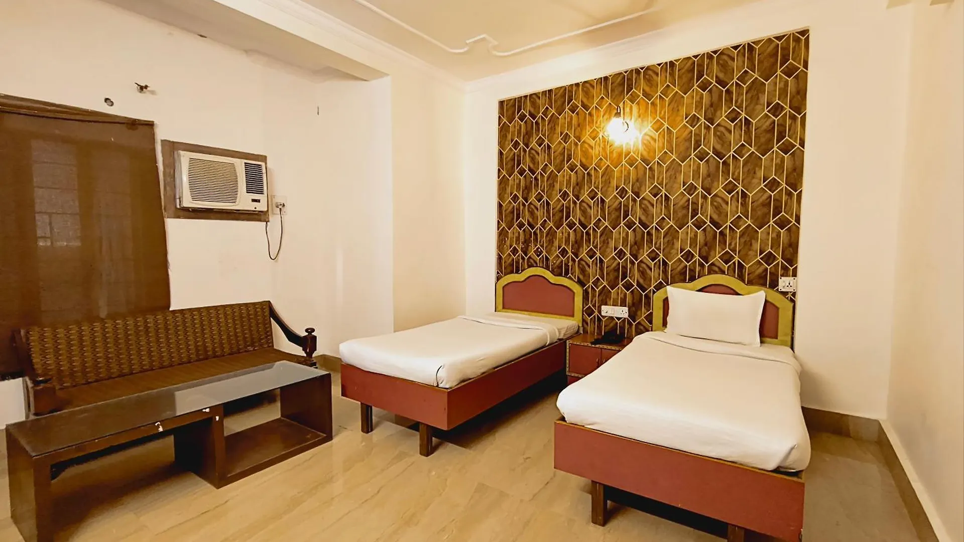 Hotel Varanasi Palace - Near Kashi Vishwanath Temple With Parking