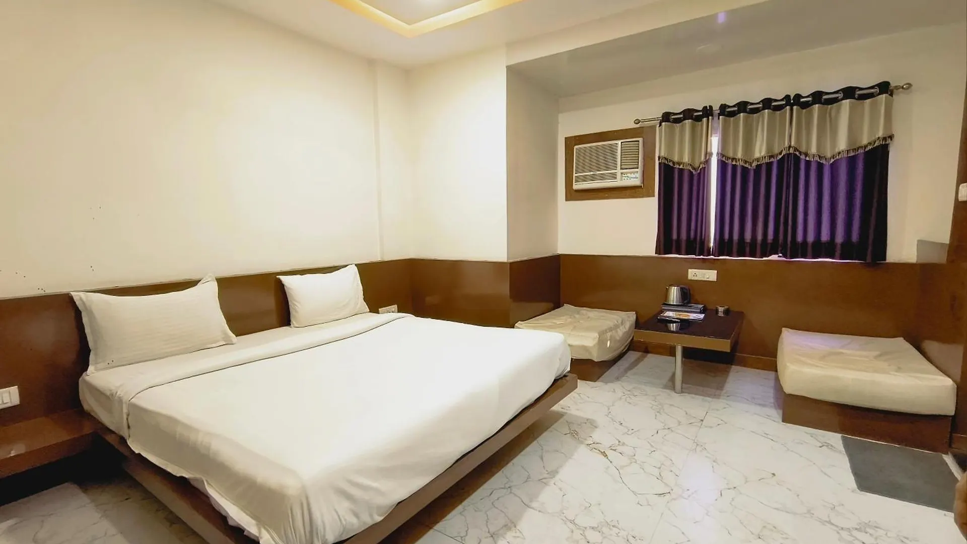 Hotel Varanasi Palace - Near Kashi Vishwanath Temple With Parking
